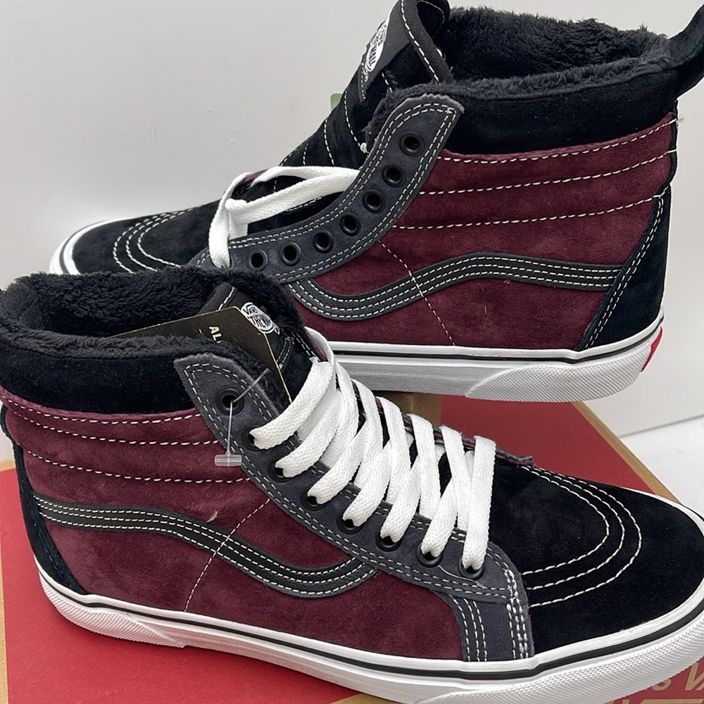 Vans Women’s Sk8-Hi Mte
(Mte) Port Royale/Black
VN0A4BV7XKZ
Boots Sneakers - Picture 10 of 16